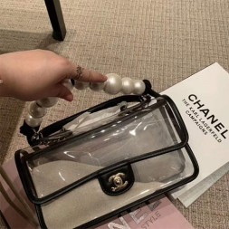 샤넬 신상 진주 장식 투명 플랩백 AS0594