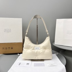 마르지엘라 글램슬램 스몰 호보백  MM3359 아이보리