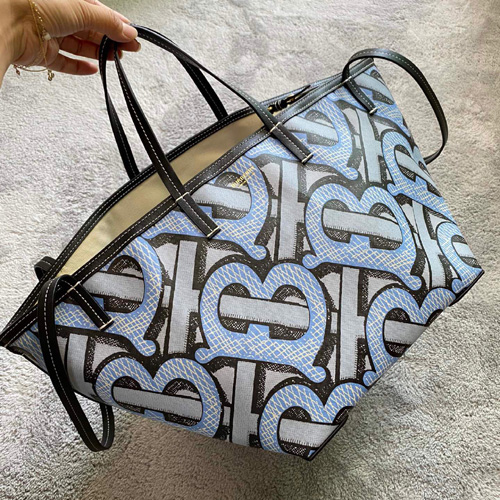 버버리 신상 비치 토트백 80431041-3