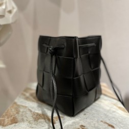 보테가 카세트 스몰 크로스바디 버킷 백 680218-3