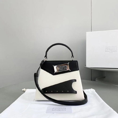 마르지엘라 스내치드 스몰 탑핸들백 MM3075 블랙&화이트