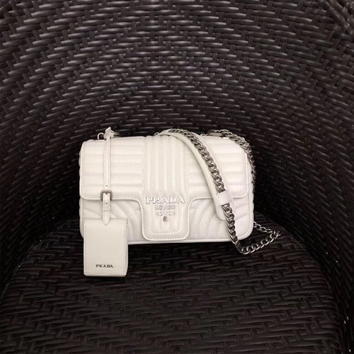 프라다 다이어그램 가죽 미듐 숄더백 1BD108 화이트 은장