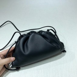 보테가 버터 카프 파우치 20 585852 블랙