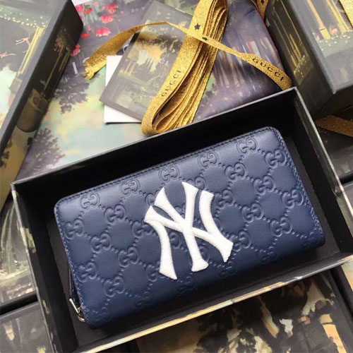 구찌 뉴욕 양키스™ 패치가 장식된 지퍼 달린 지갑 547791 네이비