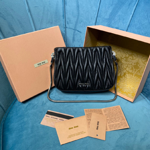 미우미우 쌔씨 마테라쎄 숄더백 5BA200 블랙