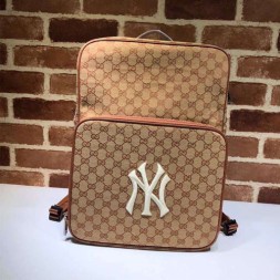 구찌 뉴욕 양키스™ 패치가 장식된 미디엄 백팩 536724