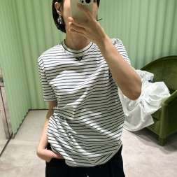 프라다 남여공용 반팔티 3A599