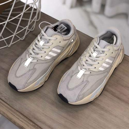 아디다스 남여공용 이지부스트 700 18128-1