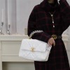  샤넬 CHANEL 19 미듐 플랩 백 AS1161 유광 화이트