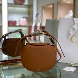 끌로에 KISS 스몰 백 21S350 카프스킨 카멜