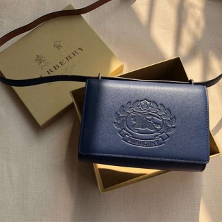 버버리 디태처블 스트랩 엠보싱 크레스트 크로스백 40780001 네이비