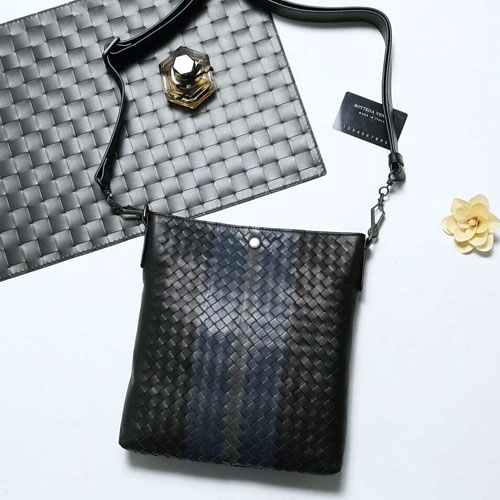 보테가 남성용 신상 크로스백 V99026 블랙&네이비