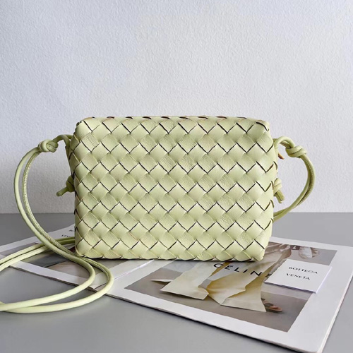 보테가 스몰 루프 카메라 백 V6600-1