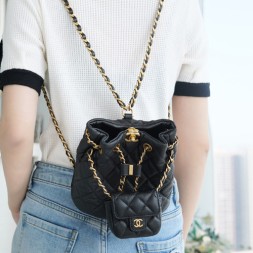  샤넬 백참 버킷 백팩 AS3947