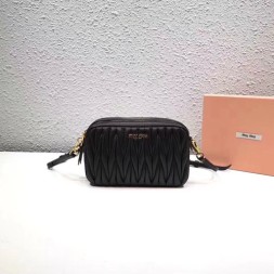 미우미우 마테라쎄 미니 크로스백 5BH539 블랙