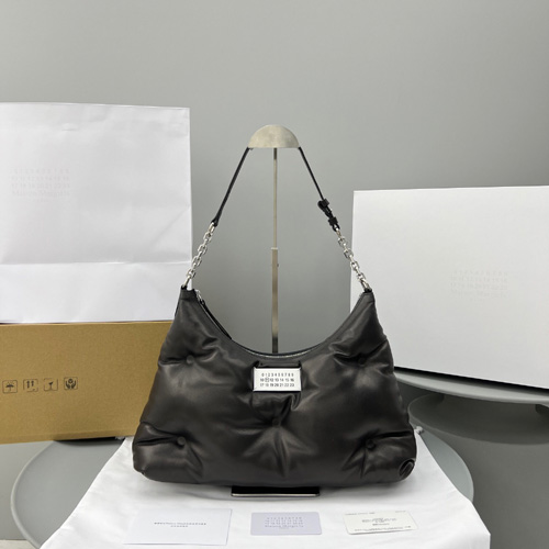 마르지엘라 글램슬램 미디엄 호보백  MM3360 블랙