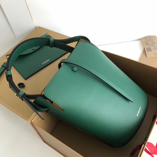 버버리 신상 스몰 가죽 버킷 백 40729311 그린