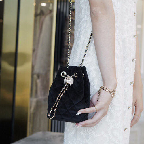  샤넬 드로스트링 버킷백 AS1894 벨벳 블랙