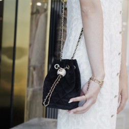  샤넬 드로스트링 버킷백 AS1894 벨벳 블랙