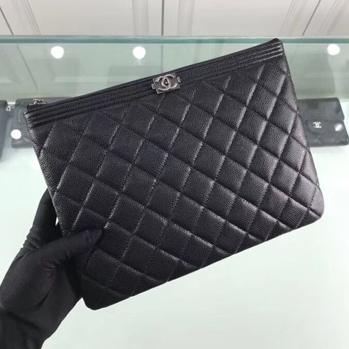 샤넬 신상 미듐 보이 클러치백 A45028 캐비어 블랙 은장