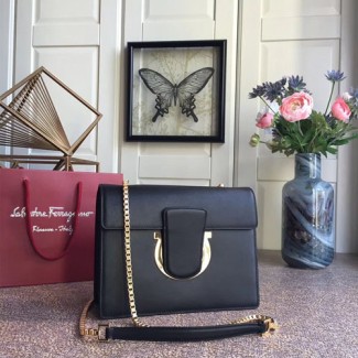 페레가모 신상 미디움 플랩백 21G671 블랙