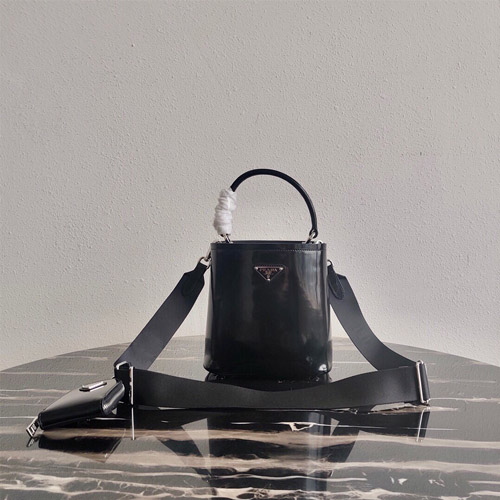 프라다 신상 버킷백 1BA319 유광 블랙