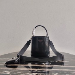 프라다 신상 버킷백 1BA319 유광 블랙