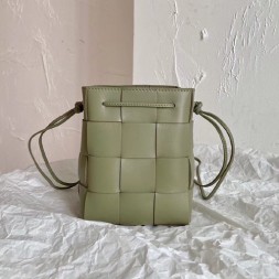 보테가 카세트 스몰 크로스바디 버킷 백 680218-7