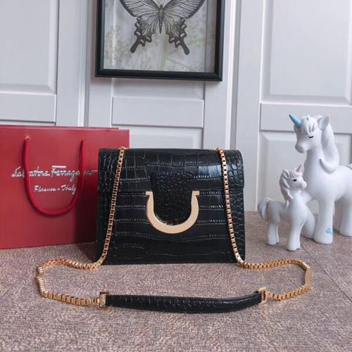 페레가모 신상 미디움 플랩백 21G671 악어무늬 블랙