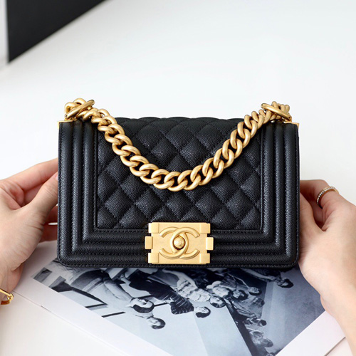 샤넬 보이 스몰 플랩백 A67085 캐비어 블랙 금장 ++