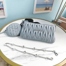 미우미우 샤인 마테라쎄 숄더백 5BH190 블루