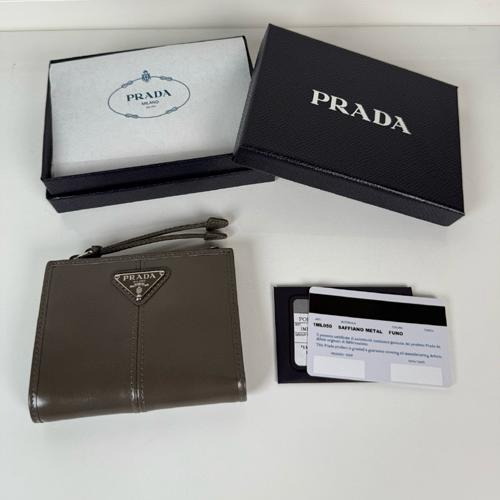 프라다 가죽 반지갑  1ML050 은장