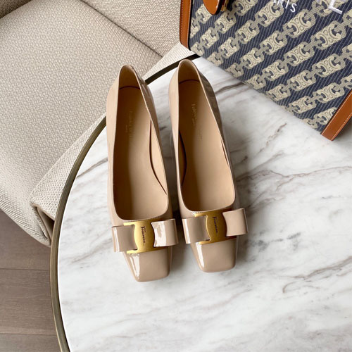 페레가모 신상 로퍼 F38098 에나멜 베이지