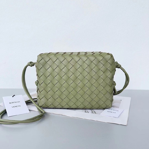 보테가 스몰 루프 카메라 백 V6600-3