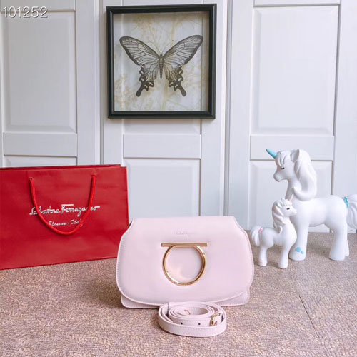 페레가모 간치니 미니 숄더백 22D293 연핑크