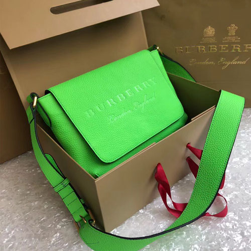 버버리 스몰 엠보싱 가죽 메신저 백 40658611 형광그린