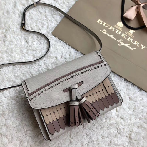버버리 브로그 프린지 디테일 가죽 크로스 바디백 40642681 그레이
