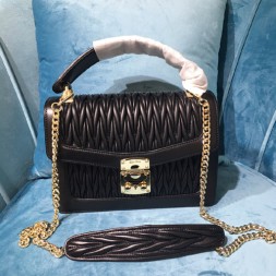 미우미우 마틀라쎄 탑핸들 숄더백 5BA094 블랙