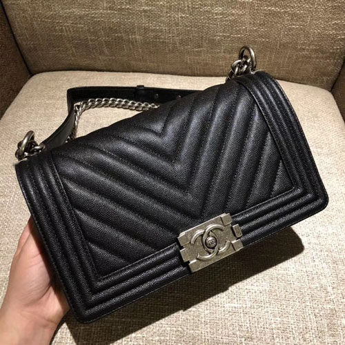 샤넬 보이 미듐 V패턴 플랩백 A67086 캐비어 블랙 은장