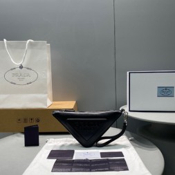 프라다 트라이앵글 파우치 1NE039 블랙