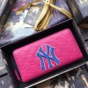 구찌 뉴욕 양키스™ 패치가 장식된 지퍼 달린 지갑 547791 핑크