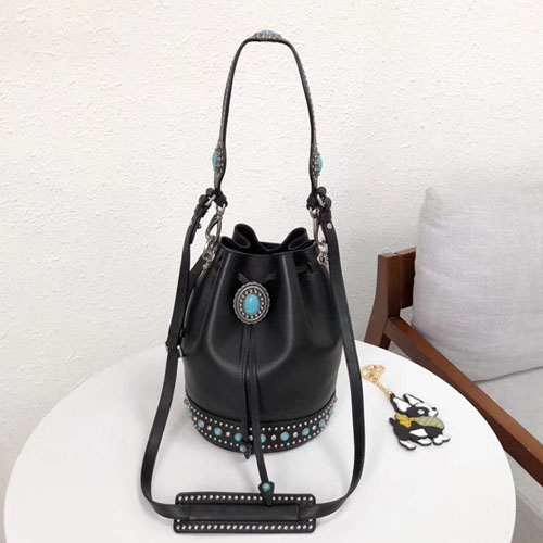프라다 최신상 스터드 가죽 버킷백 1BE011 블랙