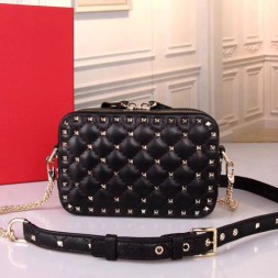 발렌티노 락스터드 스파이크 크로스 바디 백 PW0B0B60 블랙