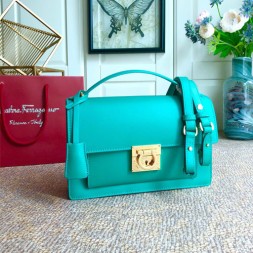 페레가모 간치오 미디엄 플랩백 21G179 그린