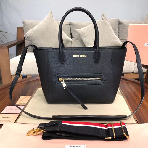 미우미우 신상 로고 토트 숄더백 5BG137 블랙