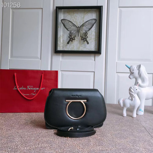 페레가모 간치니 미니 숄더백 22D293 블랙