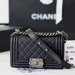 샤넬 보이 스몰 플랩백 A67085 캐비어 블랙 은장 ++