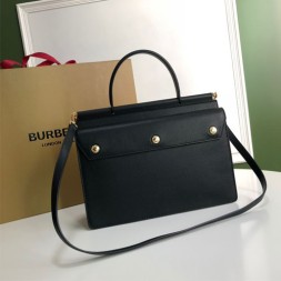 버버리 스몰 포켓 디테일 레더 타이틀 백 80146241