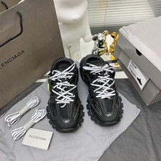 발렌시아가 남여공용 트랙 뮬 653813 블랙