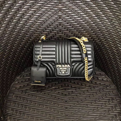프라다 다이어그램 가죽 미듐 숄더백 1BD108 블랙 금장